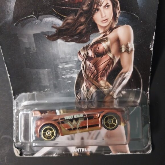 Hot Wheels Wonder Woman 2016 6/7 Batman vs Superman Power Pistons - Picture 4 of 6